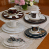 15394481046-montagem-5-jogos-noritake.png Jogo de pratos e xícaras em porcelana BONE CHINA, com 5 Estampas Exclusivas – Elegância e Charme à Sua Mesa!