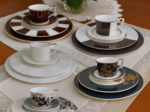 15394481046-montagem-5-jogos-noritake.png Jogo de pratos e xícaras em porcelana BONE CHINA, com 5 Estampas Exclusivas – Elegância e Charme à Sua Mesa!