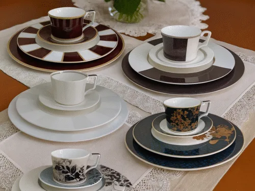 Jogo de pratos e xícaras em porcelana BONE CHINA, com 5 Estampas Exclusivas – Elegância e Charme à Sua Mesa!