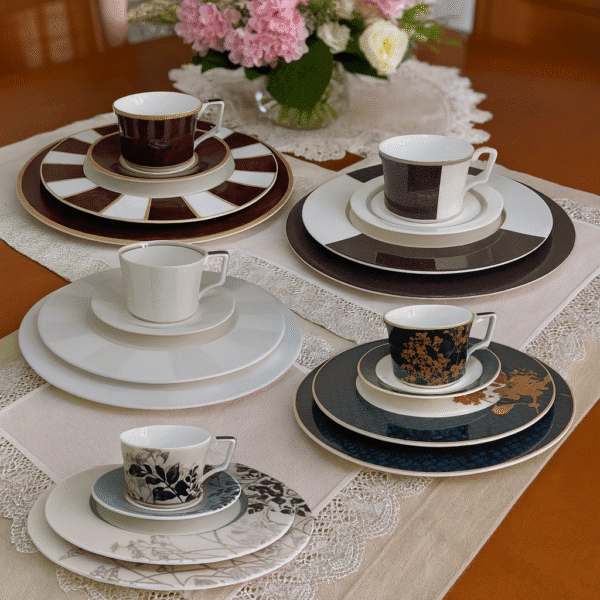 15394481046-montagem-5-jogos-noritake.png Jogo de pratos e xícaras em porcelana BONE CHINA, com 5 Estampas Exclusivas – Elegância e Charme à Sua Mesa!