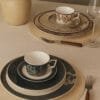 15394495252-montagem-2-jogos.jpg Jogo de pratos e xícaras para duas pessoas em porcelana BONE CHINA, com 2 Estampas Exclusivas – Elegância e Charme .