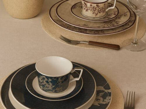 15394495252-montagem-2-jogos.jpg Jogo de pratos e xícaras para duas pessoas em porcelana BONE CHINA, com 2 Estampas Exclusivas – Elegância e Charme .