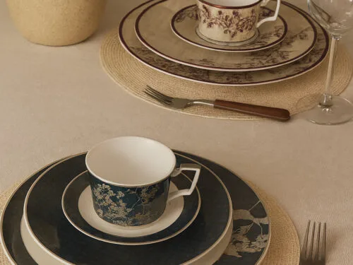 Jogo de pratos e xícaras para duas pessoas em porcelana BONE CHINA, com 2 Estampas Exclusivas – Elegância e Charme .