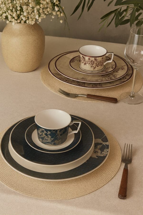 15394495252-montagem-2-jogos.jpg Jogo de pratos e xícaras para duas pessoas em porcelana BONE CHINA, com 2 Estampas Exclusivas – Elegância e Charme .