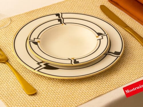 15396154915-7736-ambientada-1.jpg Jogo de pratos para quatro pessoas em porcelana FINE CHINA, com Estampa Exclusiva – Elegância e Charme.