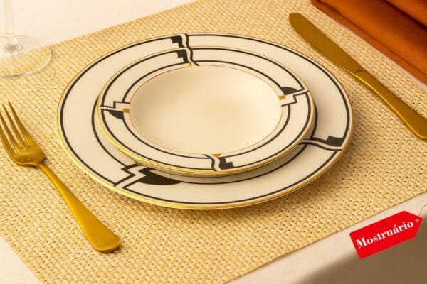 15396154915-7736-ambientada-1.jpg Jogo de pratos para quatro pessoas em porcelana FINE CHINA, com Estampa Exclusiva – Elegância e Charme.