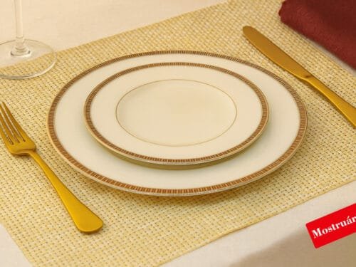 15396156065-7610-ambientada-1.jpg Jogo de pratos para quatro pessoas em porcelana FINE CHINA, com Estampa Exclusiva – Elegância e Charme.