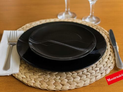 15396156711-8691-ambientada-1.jpg Jogo de pratos para quatro pessoas em porcelana STONEWARE, com Estampa Exclusiva – Elegância e Charme.