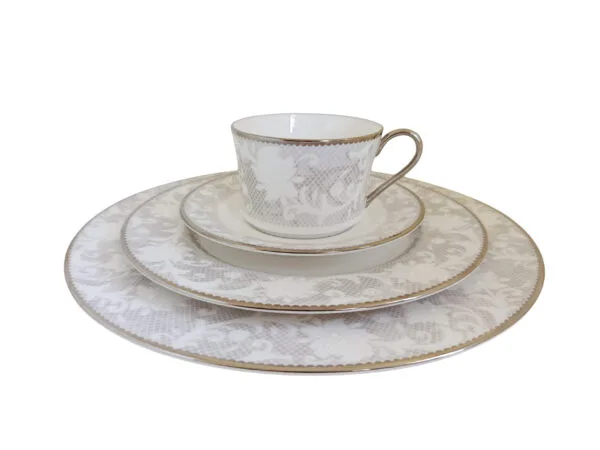 Jogo de pratos e xícaras em porcelana BONE CHINA, com 2 Estampas Exclusivas – Elegância e Charme à Sua Mesa!