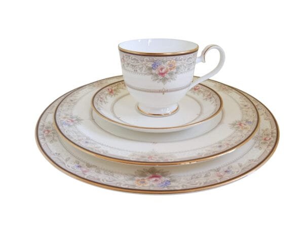 15396590006-4834.jpg Jogo de pratos e xícaras em porcelana BONE CHINA, com Estampa Exclusiva – Elegância e Charme à Sua Mesa!