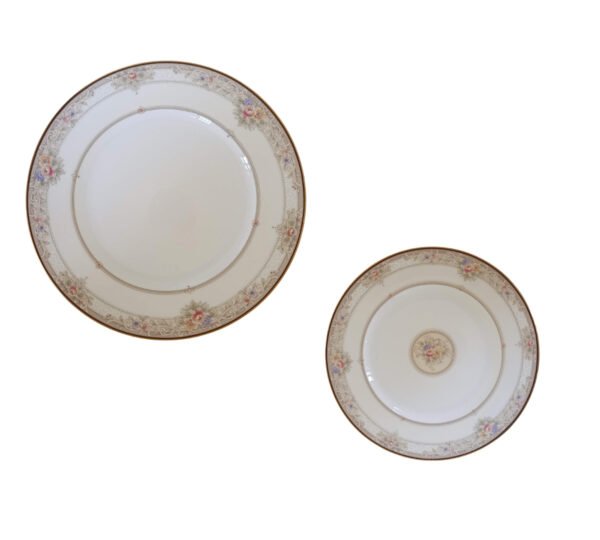 15396590016-4834-1.jpg Jogo de pratos e xícaras em porcelana BONE CHINA, com Estampa Exclusiva – Elegância e Charme à Sua Mesa!