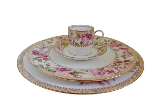 15396592466-4861.jpg Jogo de pratos e xícaras em porcelana BONE CHINA, com Estampa Exclusiva – Elegância e Charme à Sua Mesa!