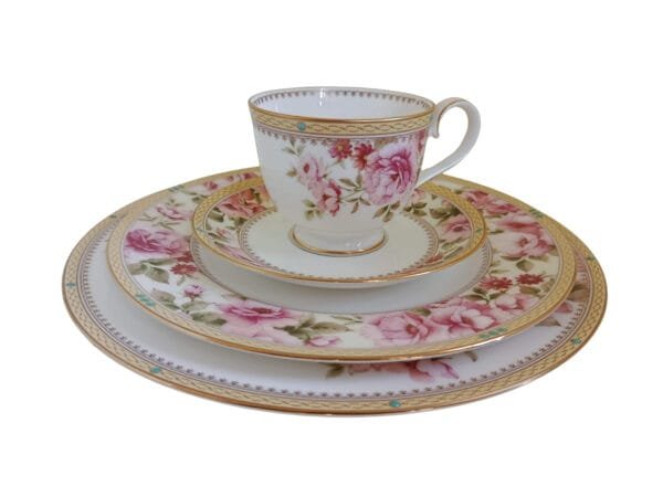 15396592489-4861-2.jpg Jogo de pratos e xícaras em porcelana BONE CHINA, com Estampa Exclusiva – Elegância e Charme à Sua Mesa!