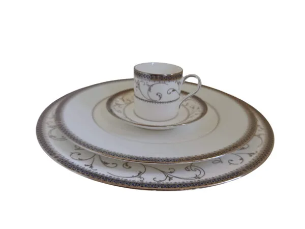 15396594606-4830.jpg Jogo de pratos e xícaras em porcelana BONE CHINA, com Estampa Exclusiva – Elegância e Charme à Sua Mesa!
