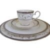 15396594621-4830-2.jpg Jogo de pratos e xícaras em porcelana BONE CHINA, com Estampa Exclusiva – Elegância e Charme à Sua Mesa!