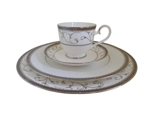 Jogo de pratos e xícaras em porcelana BONE CHINA, com Estampa Exclusiva – Elegância e Charme à Sua Mesa!