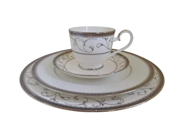 15396594621-4830-2.jpg Jogo de pratos e xícaras em porcelana BONE CHINA, com Estampa Exclusiva – Elegância e Charme à Sua Mesa!
