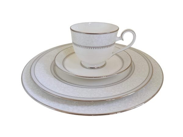 15396596394-4831-2.jpg Jogo de pratos e xícaras em porcelana BONE CHINA, com Estampa Exclusiva – Elegância e Charme à Sua Mesa!