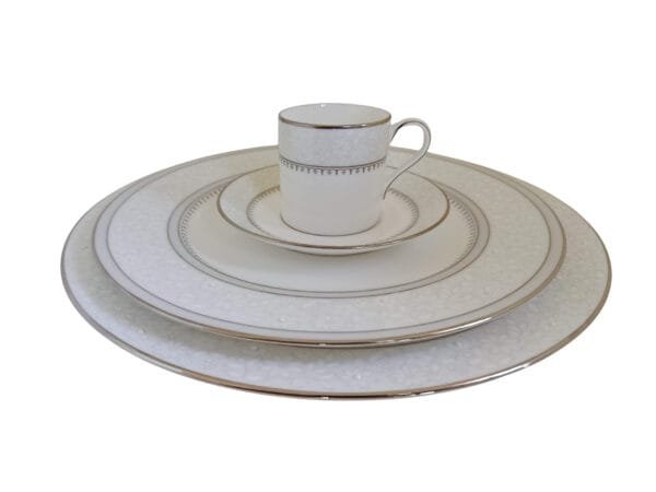 15396596404-4831-1.jpg Jogo de pratos e xícaras em porcelana BONE CHINA, com Estampa Exclusiva – Elegância e Charme à Sua Mesa!