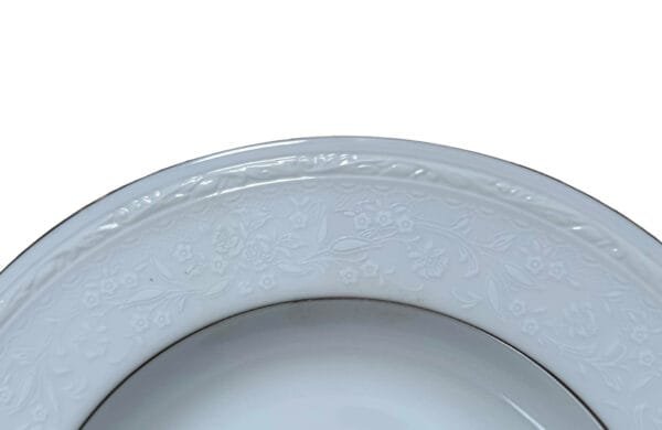 Jogo de pratos fundos com aba em porcelana, com Estampa Exclusiva – Elegância e Charme à Sua Mesa!